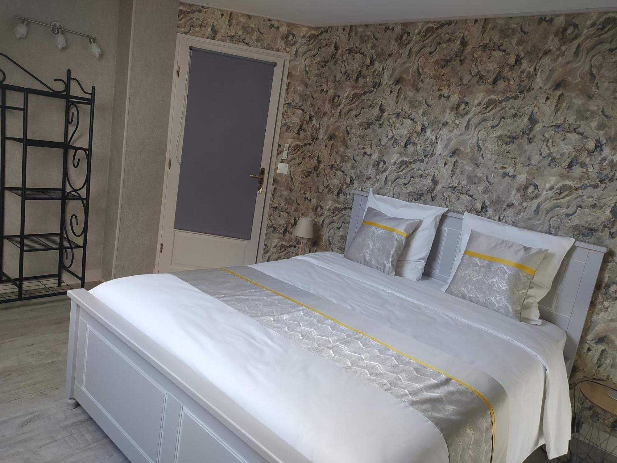 Des Roux Et Des Pious Suite De 35 A 60 M2 Et 3 Chambres Pour Groupe De 2 A 6 Personnes Сивре-де-Турен Экстерьер фото