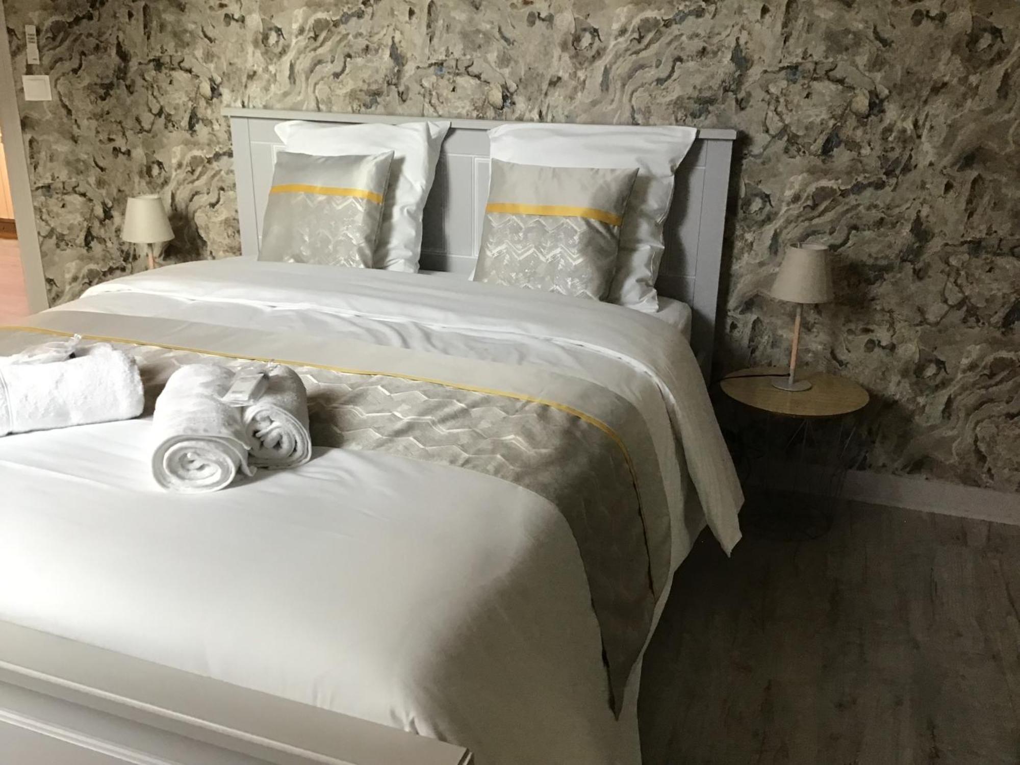 Des Roux Et Des Pious Suite De 35 A 60 M2 Et 3 Chambres Pour Groupe De 2 A 6 Personnes Сивре-де-Турен Экстерьер фото